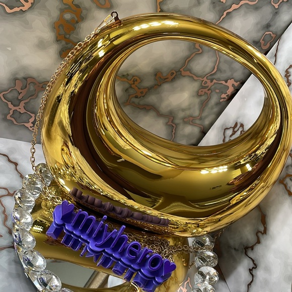 3pc Golden Barbie bundle with wine glass, acrylic bag and goldtone bracelet - Picture 3 of 8